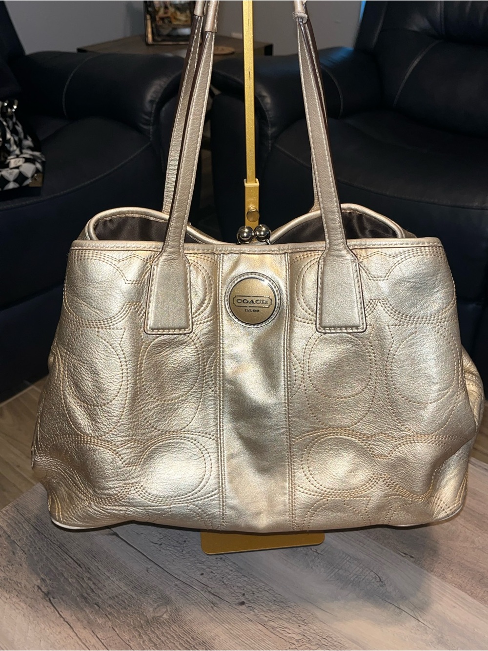 COACH kiss lock Metallic Gold Leather Shoulder Tote